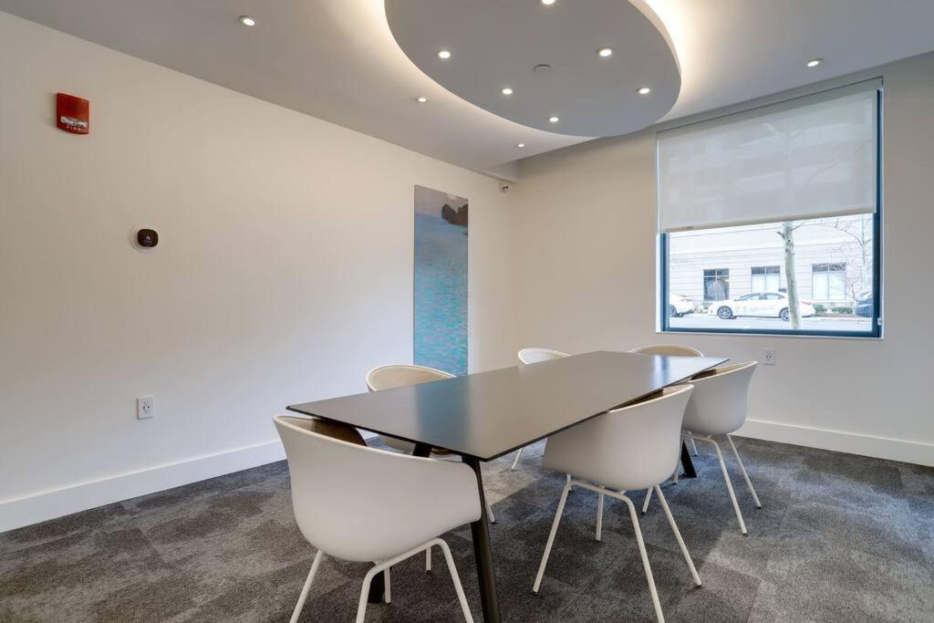 Exclusive In Ballston With Gym